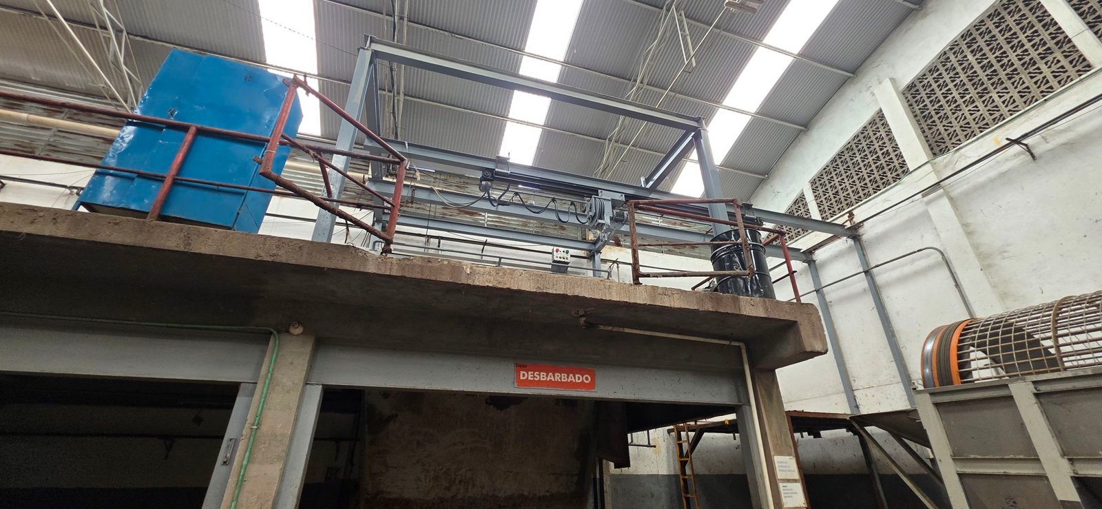 Estructura industrial e ingeniería con maquinaria visible en tenería en venta o renta, Fraccionamiento Industrial Santa Crocce, León, Guanajuato.