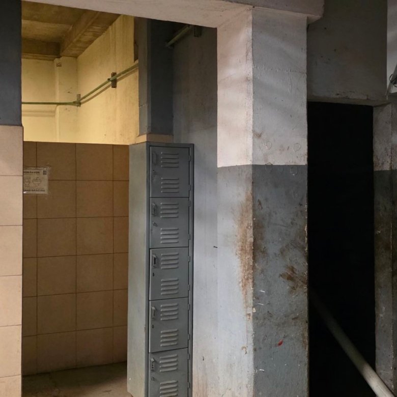 Área de baños, vestidores y taquillas para personal en nave industrial o tenería en venta o renta, Industrial Santa Crocce, León, Guanajuato.