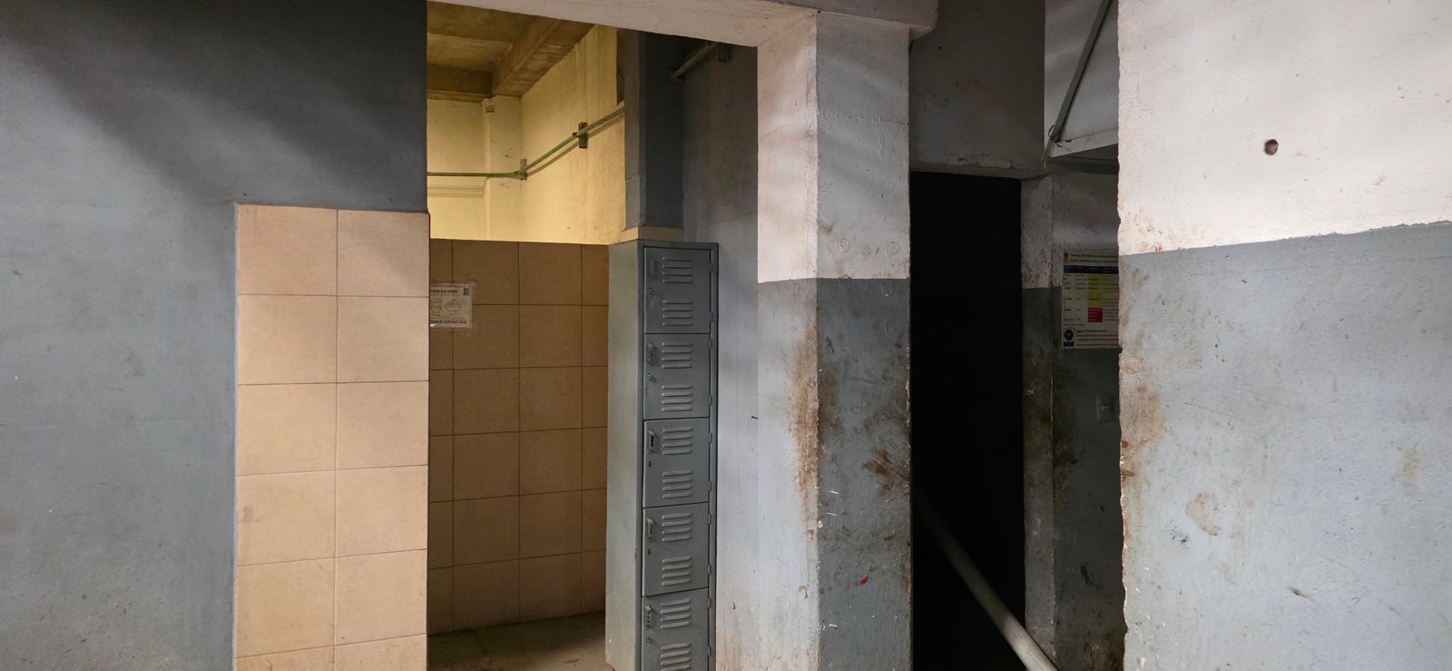 Área de baños, vestidores y taquillas para personal en nave industrial o tenería en venta o renta, Industrial Santa Crocce, León, Guanajuato.