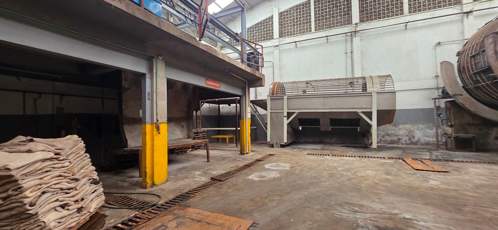 Máquina de descarnar y maquinaria industrial especializada en planta curtidora o tenería en venta o renta, Industrial Santa Crocce, León, Guanajuato.