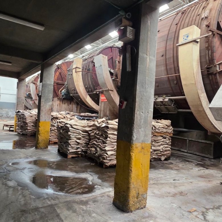 Tambor de curtido o batán industrial con materiales apilados en tenería en venta o renta, Industrial Santa Crocce, León, Guanajuato.