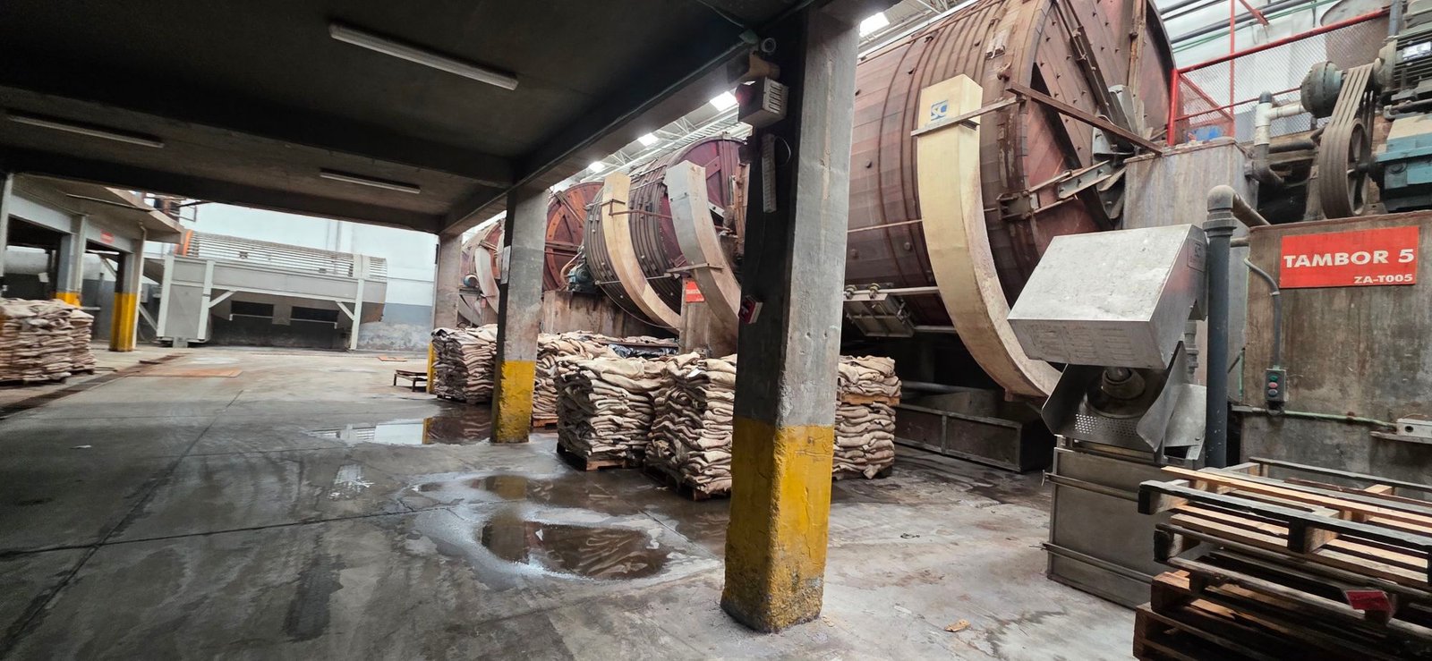 Tambor de curtido o batán industrial con materiales apilados en tenería en venta o renta, Industrial Santa Crocce, León, Guanajuato.