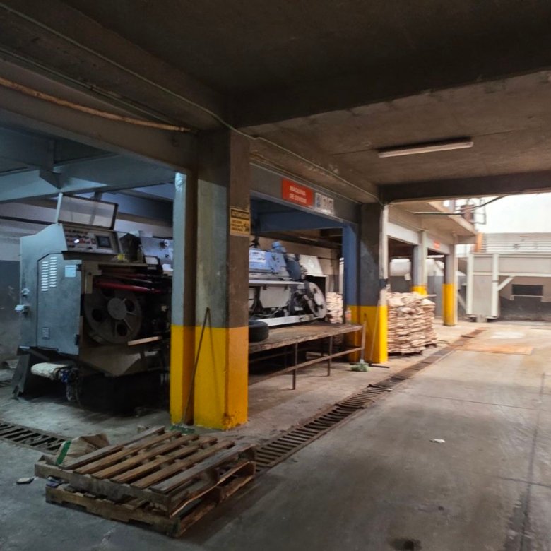 Espacio industrial con maquinaria pesada y palets para almacenamiento en tenería en venta o renta, Industrial Santa Crocce, León, Guanajuato.