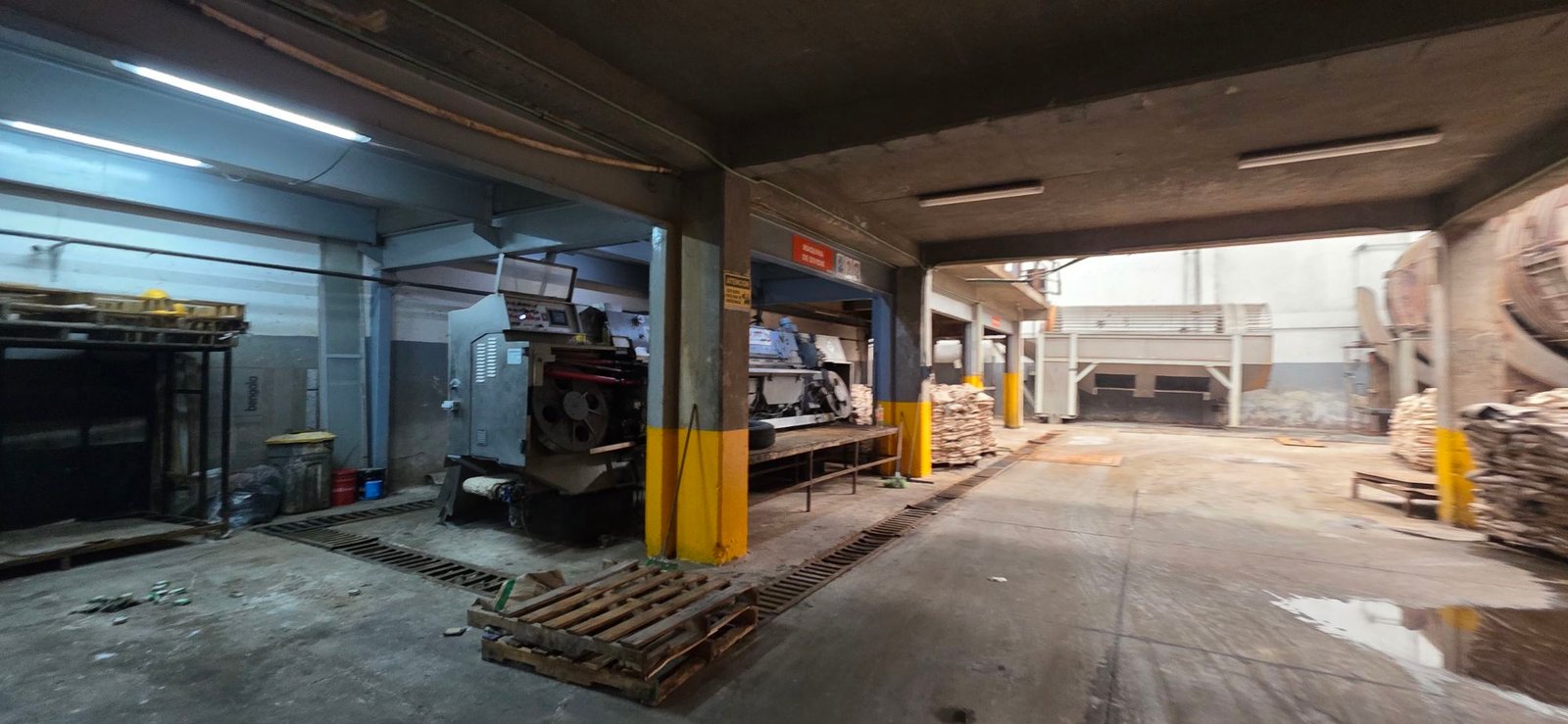 Espacio industrial con maquinaria pesada y palets para almacenamiento en tenería en venta o renta, Industrial Santa Crocce, León, Guanajuato.