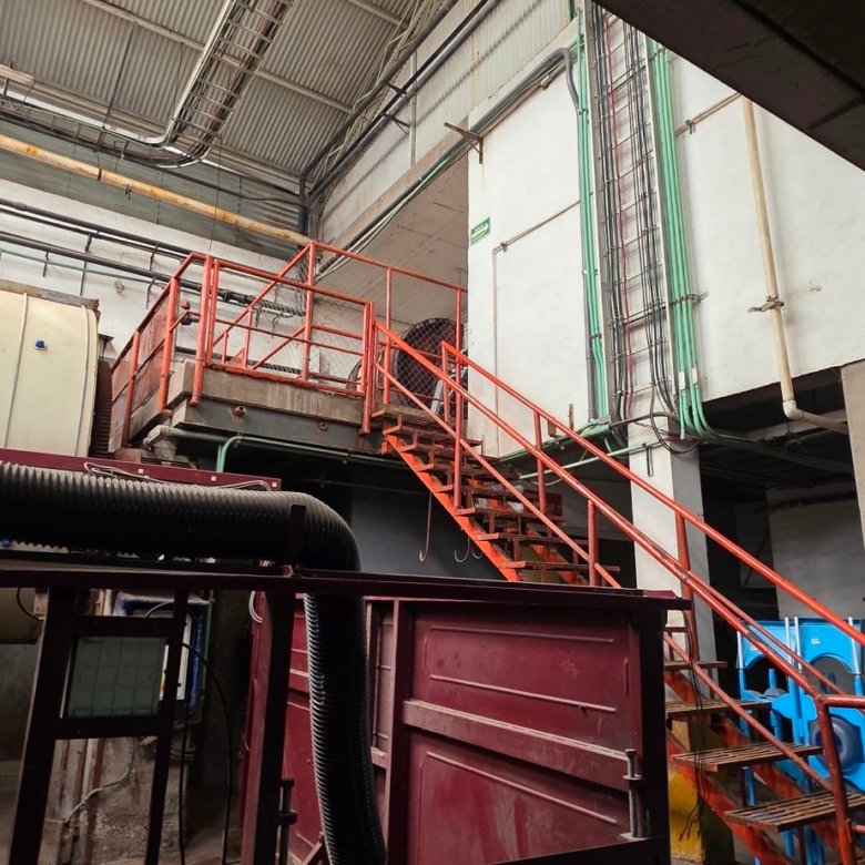 Maquinaria industrial y escaleras de acceso a niveles operativos en tenería en venta o renta, Industrial Santa Crocce, León, Guanajuato.