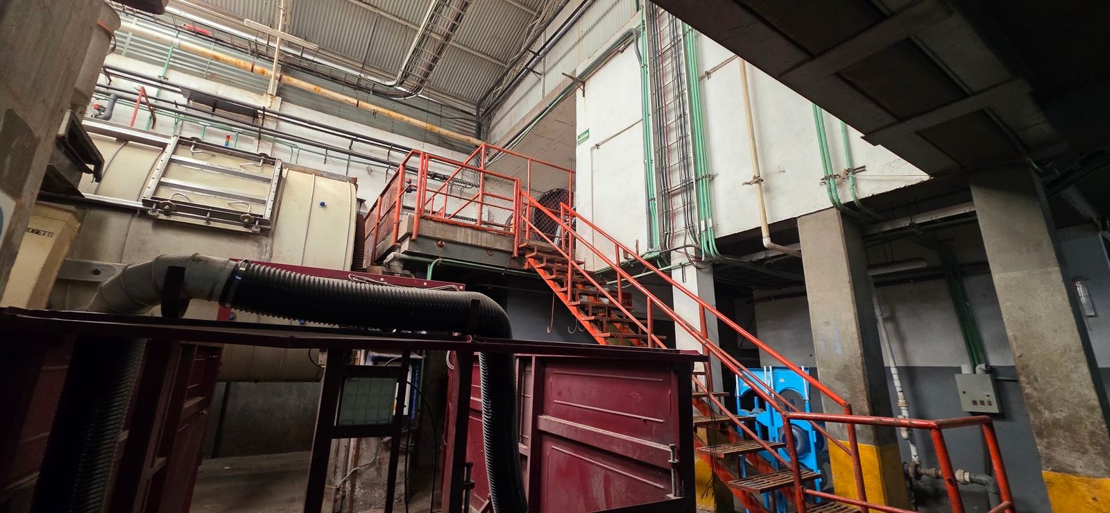 Maquinaria industrial y escaleras de acceso a niveles operativos en tenería en venta o renta, Industrial Santa Crocce, León, Guanajuato.