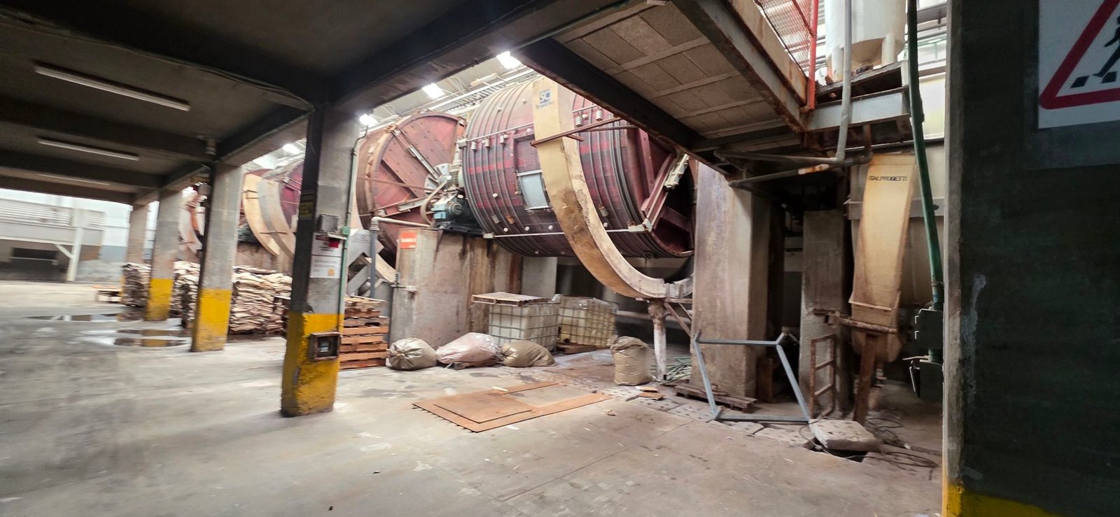Maquinaria industrial especializada e insumos en tenería en venta o renta, ubicada en Industrial Santa Crocce, León, Guanajuato.