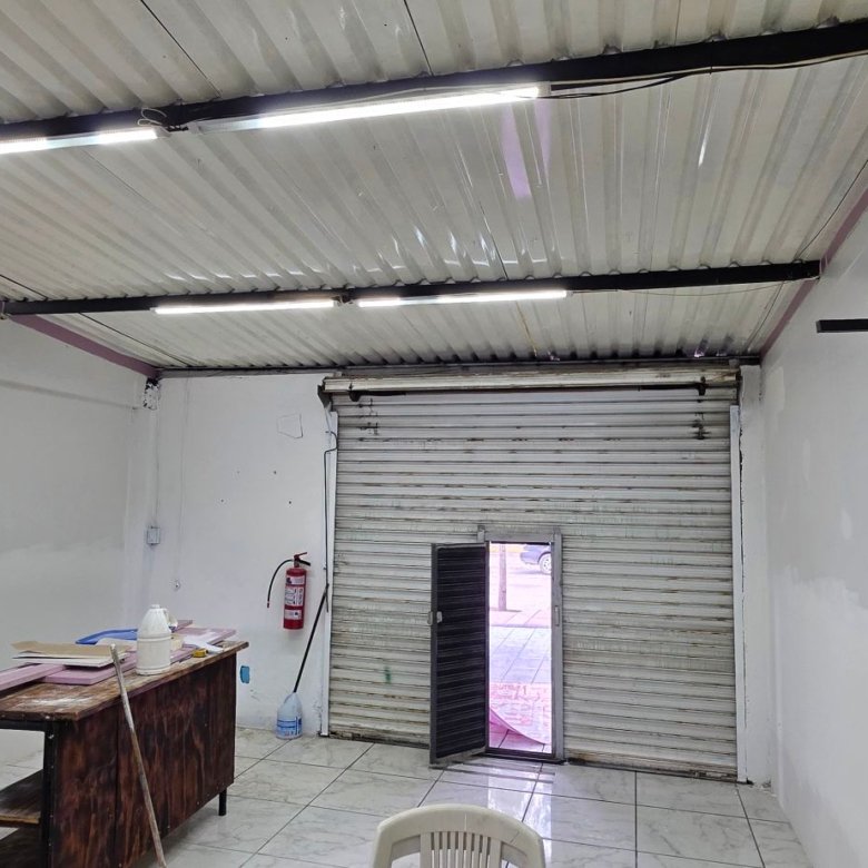 Puerta metálica y área interior vacía de local comercial en renta sobre Blvd. Adolfo López Mateos en León Gto