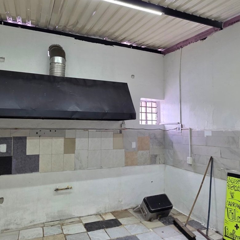 Área de cocina vacía con paredes de azulejos en local comercial en renta sobre Blvd. Adolfo López Mateos en León Gto