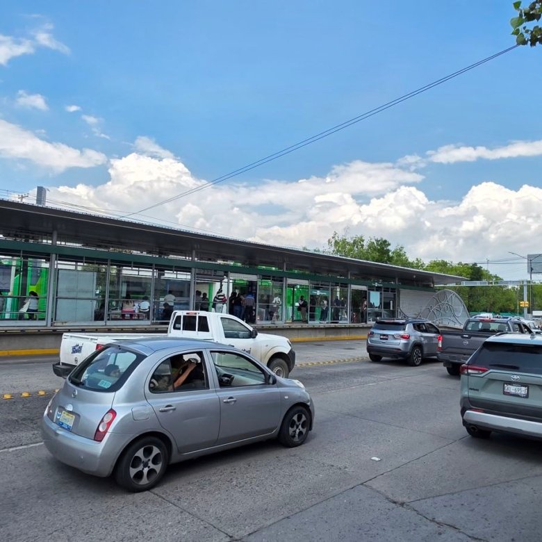 Tráfico vehicular y parada de autobús frente a local comercial en renta sobre Blvd. Adolfo López Mateos en León Gto