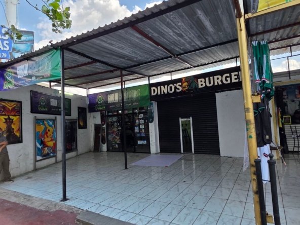 renta local comercial con terraza en renta sobre blvd. adolfo lópez mateos en león gto con fachada de dinos burgers