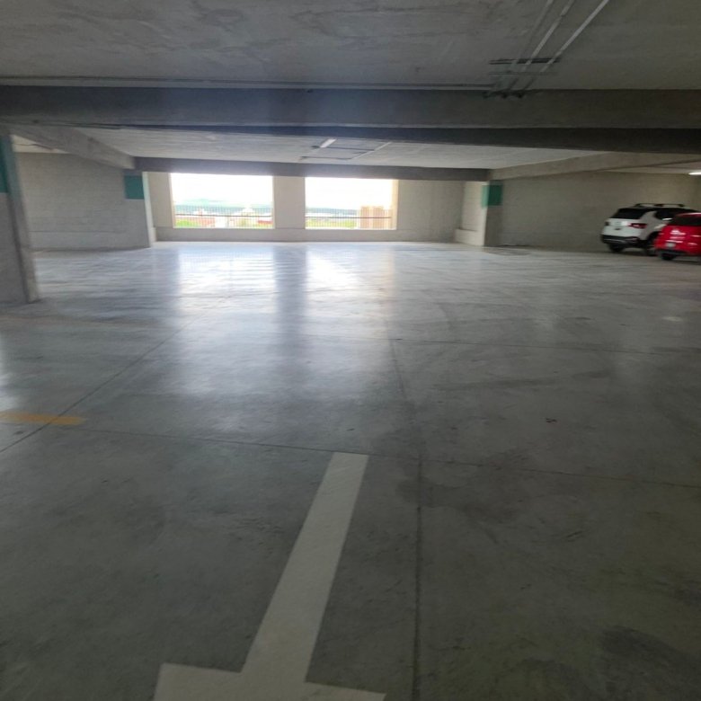 Estacionamiento subterráneo techado con señalización para cajón exclusivo del departamento en renta en Grand Valbuena León