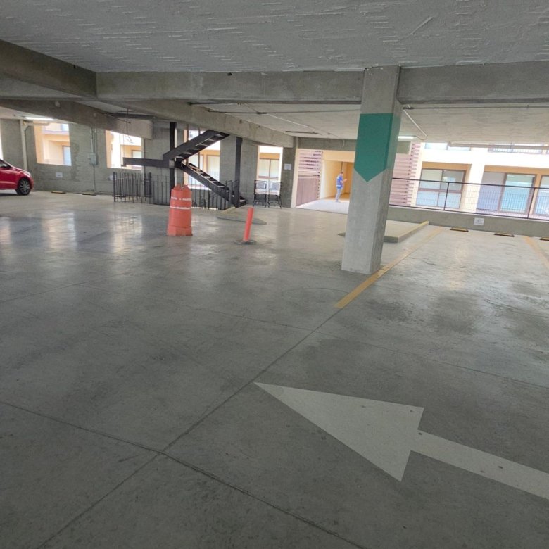 Estacionamiento y acceso con escaleras en departamento en renta Grand Valbuena León Modelo Berlín