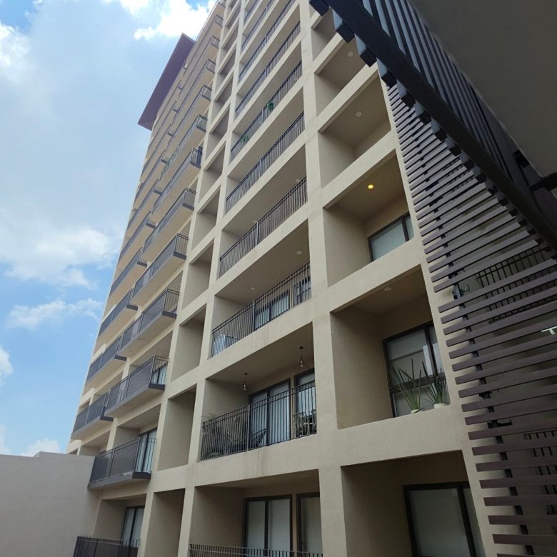 Edificio moderno con balcones y vista panorámica del departamento en renta en Grand Valbuena León Modelo Berlín