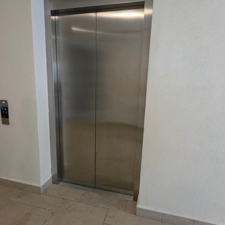 Puertas de elevador moderno en departamento en renta Grand Valbuena León Modelo Berlín
