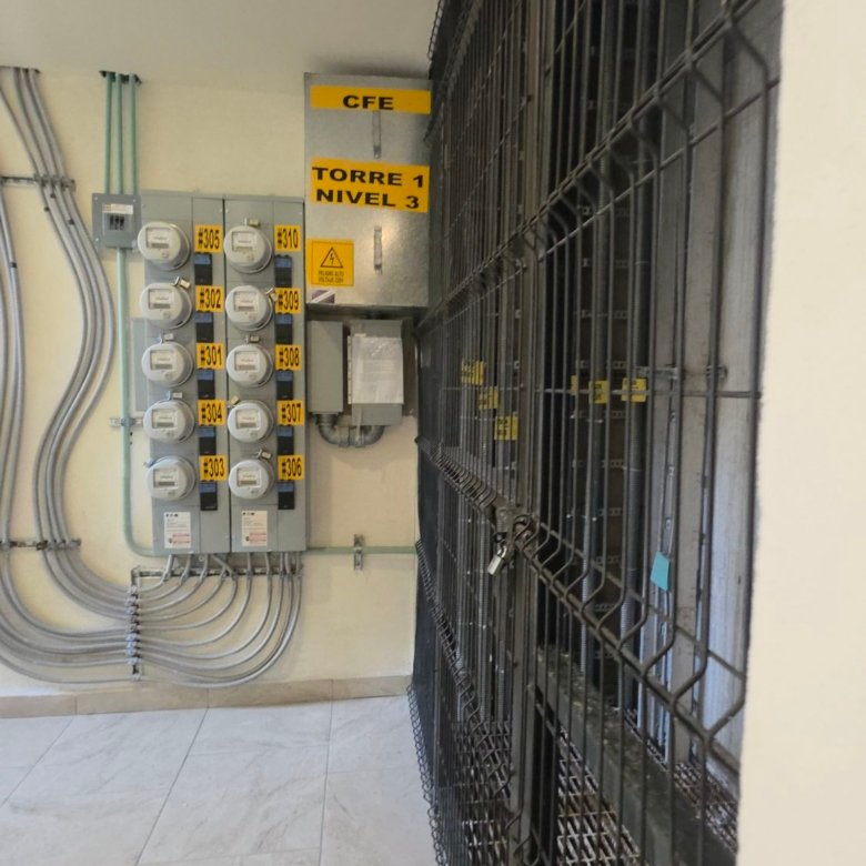 Cuarto de instalaciones y medidores eléctricos en departamento en renta Grand Valbuena León