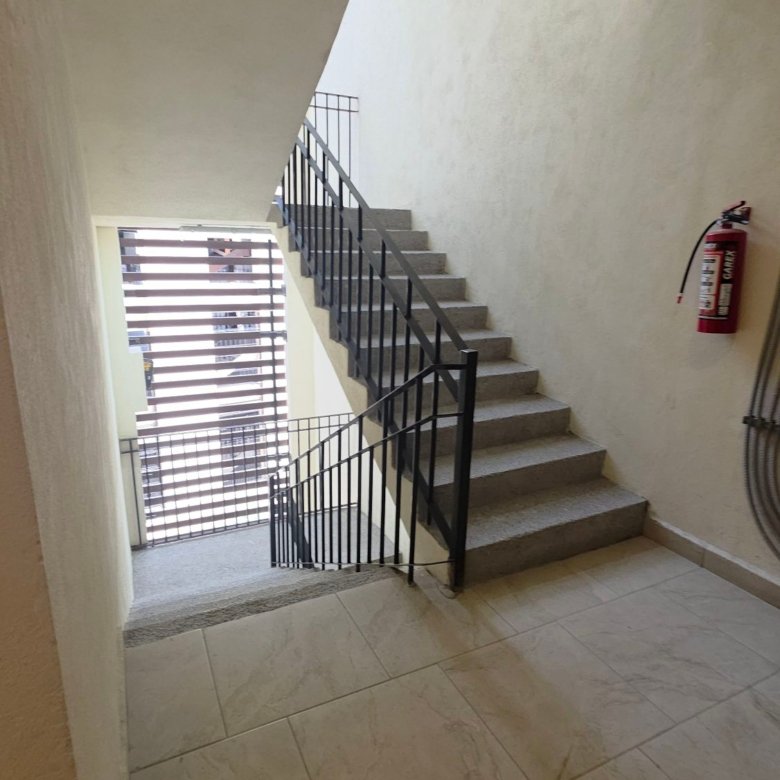 Escalera de emergencia y servicio en edificio de departamento en renta Grand Valbuena León Modelo Berlín