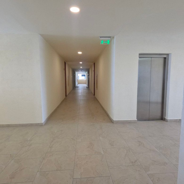 Pasillo moderno con acceso a elevador en departamento en renta Grand Valbuena León Modelo Berlín