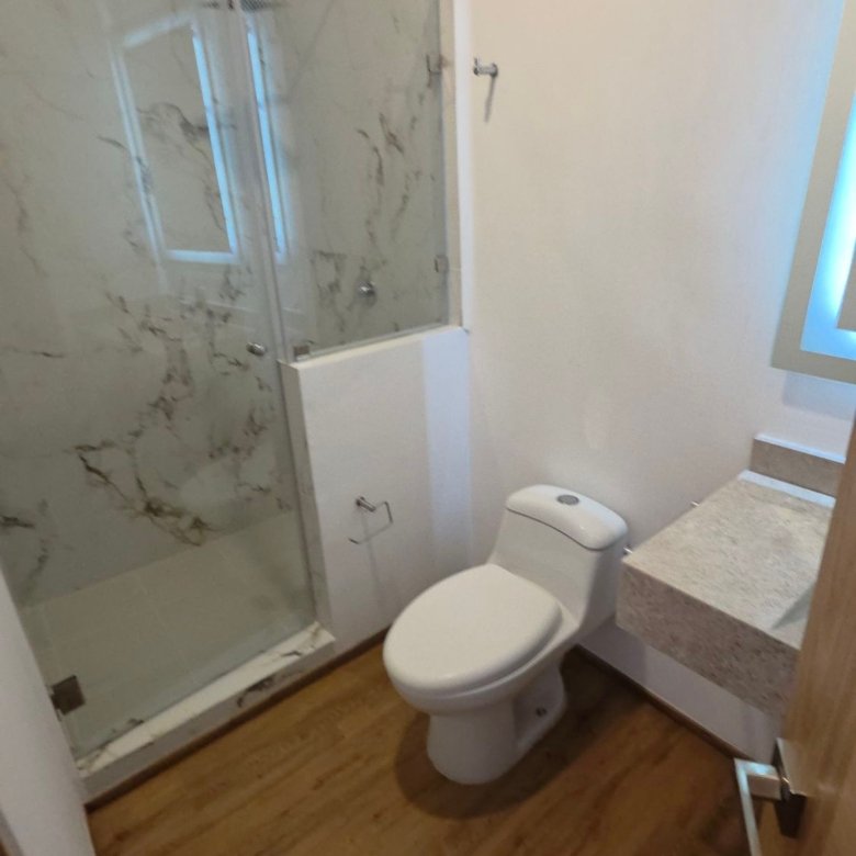 Baño moderno con ducha y acabados de lujo en departamento en renta Grand Valbuena León Modelo Berlín