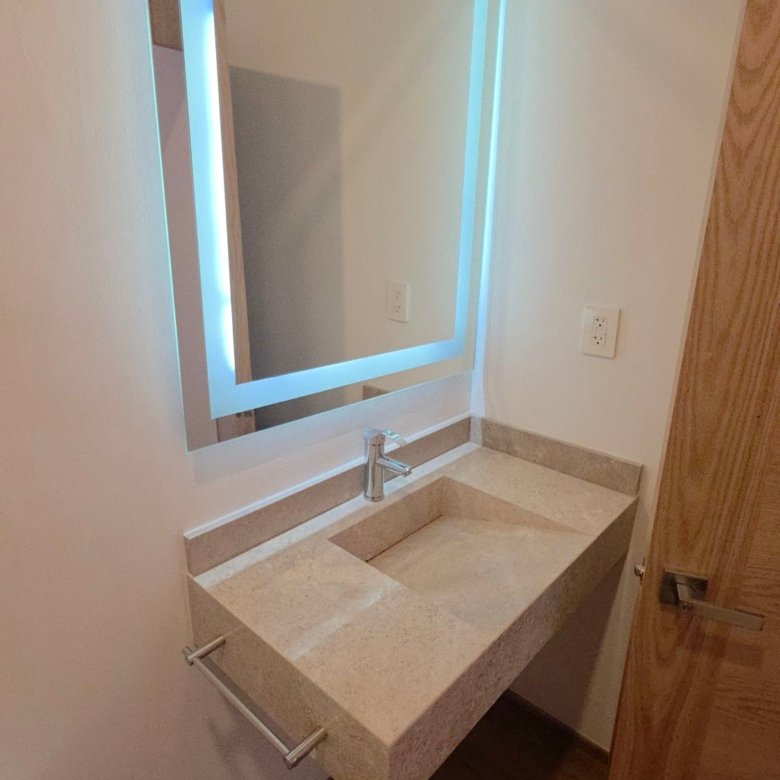 Baño moderno con lavabo flotante y diseño elegante en departamento en renta Grand Valbuena León Modelo Berlín