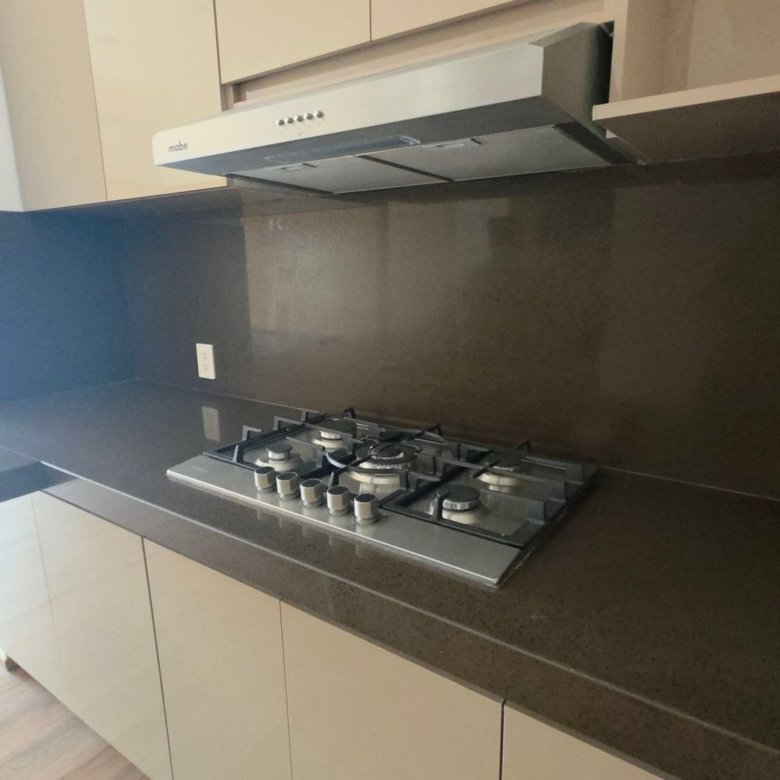 Cocina equipada con encimera oscura en departamento en renta Grand Valbuena León Modelo Berlín