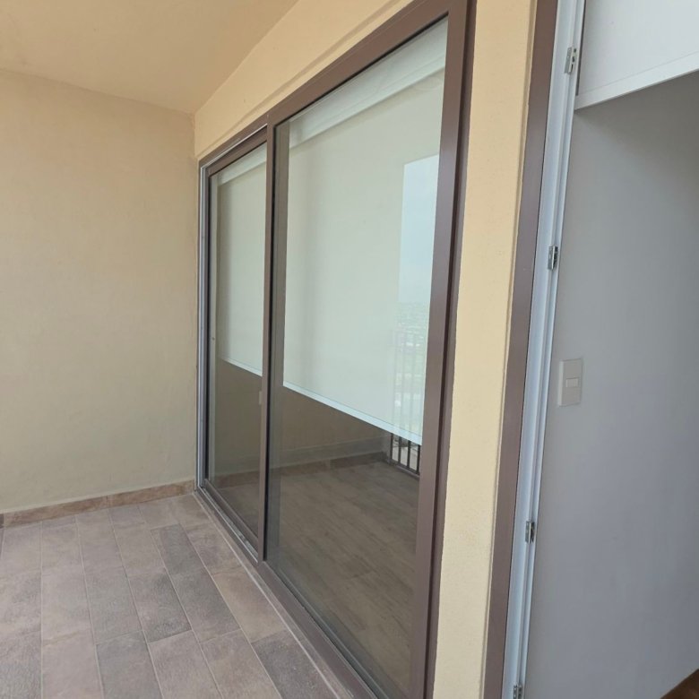 Terraza con canceles de vidrio en departamento en renta Grand Valbuena León Modelo Berlín