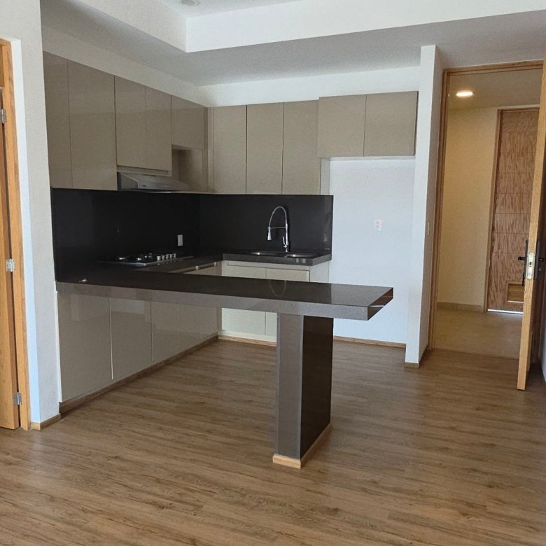 Cocina moderna con muebles elegantes en departamento en renta Grand Valbuena León Modelo Berlín