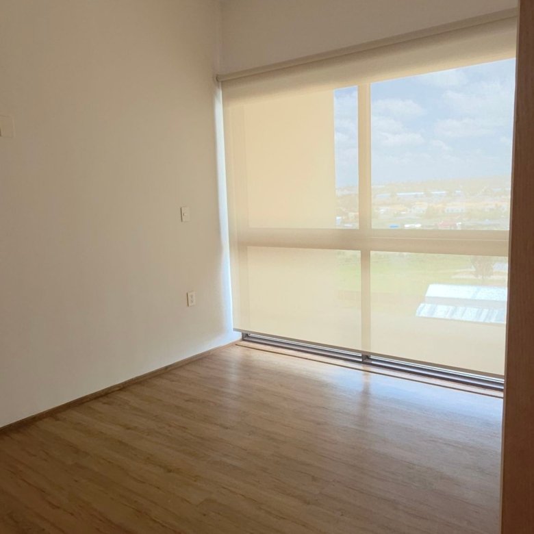 Habitación con gran ventana en departamento en renta Grand Valbuena León Modelo Berlín