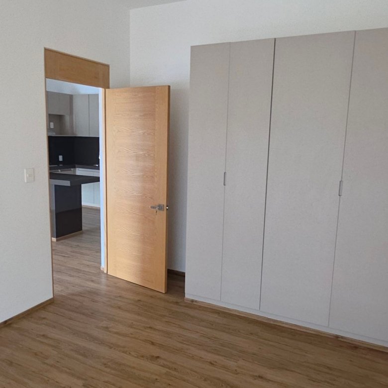 Recámara con closet y puerta abierta en departamento en renta Grand Valbuena León Modelo Berlín
