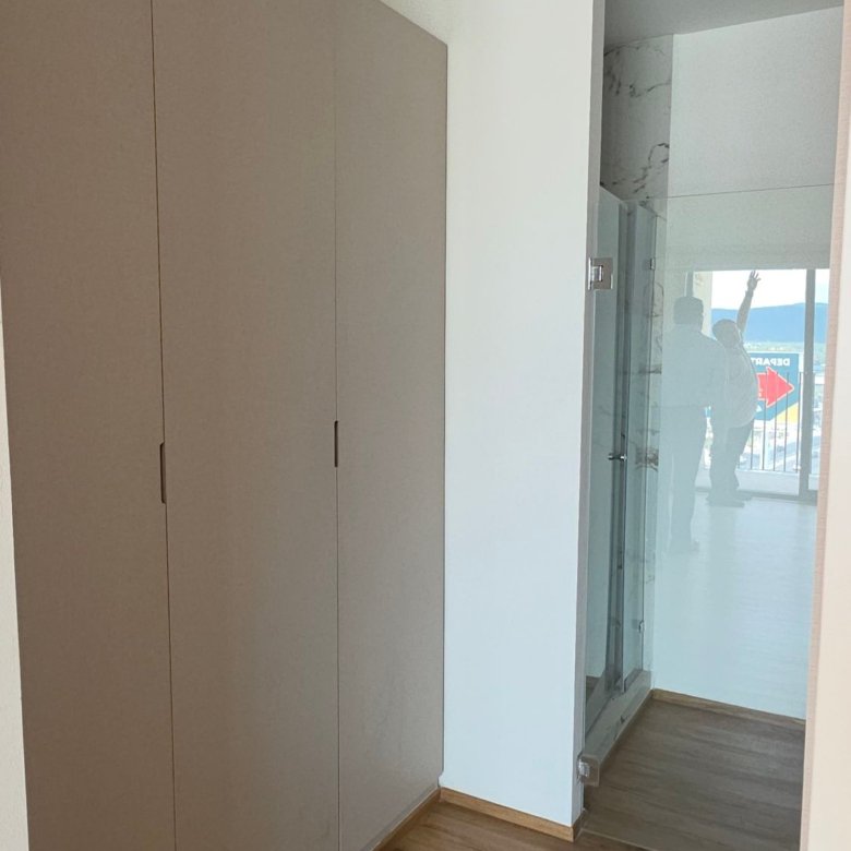 Pasillo con closet e iluminación natural en departamento en renta Grand Valbuena León Modelo Berlín
