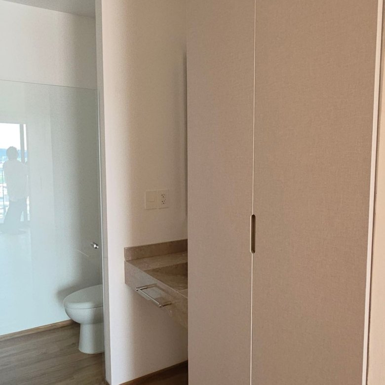 Baño moderno con mueble de lavabo en departamento en renta Grand Valbuena León Modelo Berlín