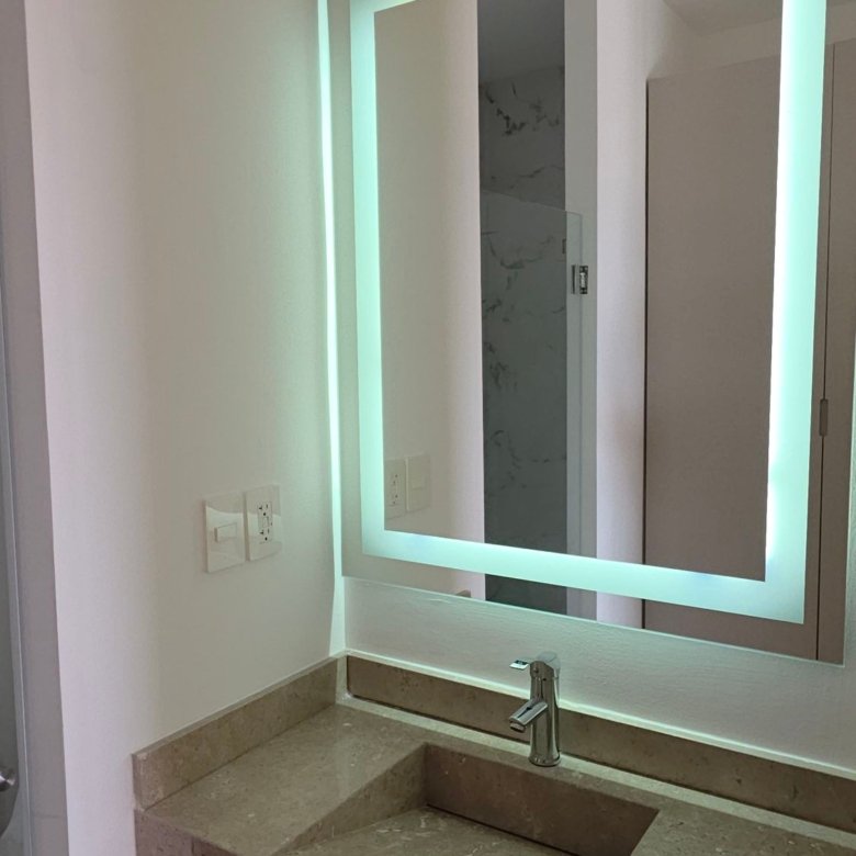 Espejo moderno en baño minimalista de departamento en renta Grand Valbuena León Modelo Berlín
