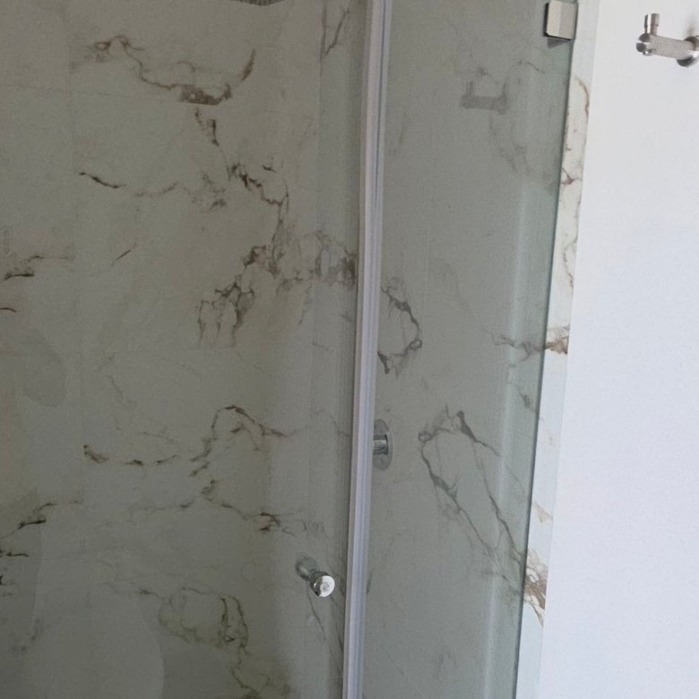 Vista adicional de baño moderno con mueble y lavabo en departamento en renta Grand Valbuena León Modelo Berlín