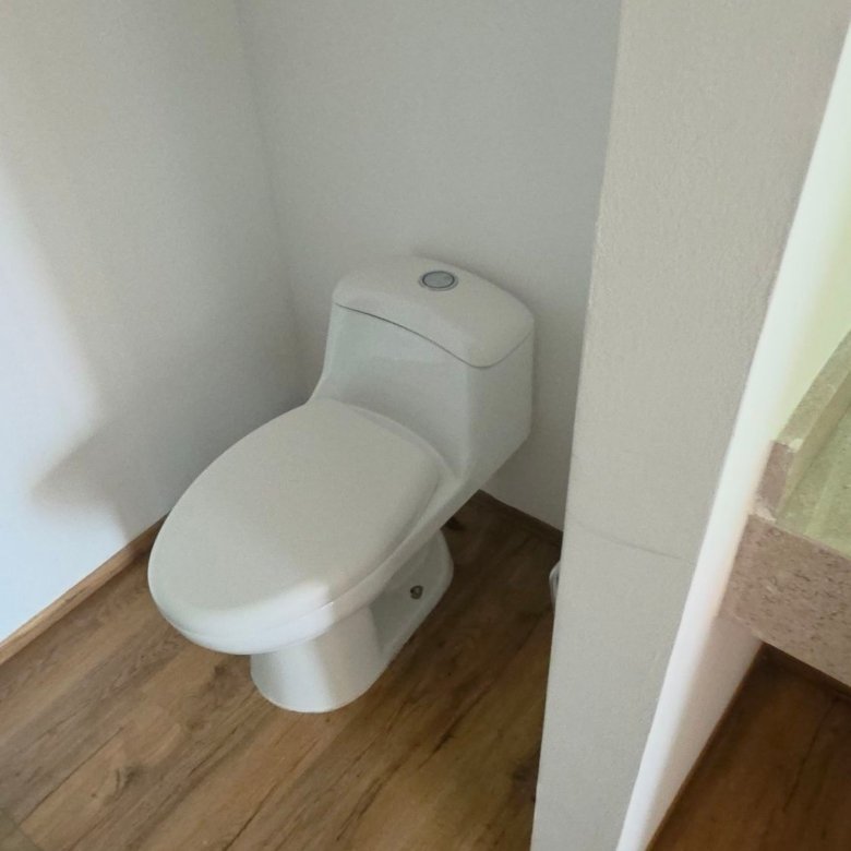 Inodoro en baño minimalista de departamento en renta Grand Valbuena León Modelo Berlín