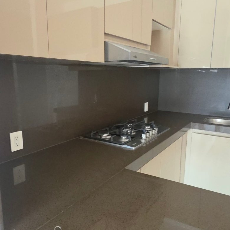 Cocina moderna equipada con encimera oscura en departamento en renta Grand Valbuena León