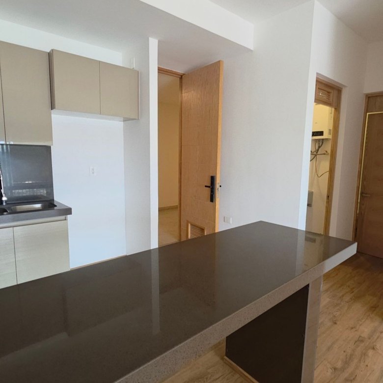Cocina integral moderna con barra de granito en departamento en renta Grand Valbuena León