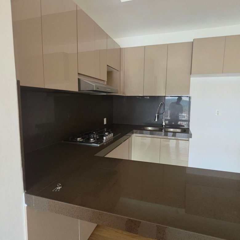 Cocina moderna con acabados elegantes en departamento en renta Grand Valbuena León
