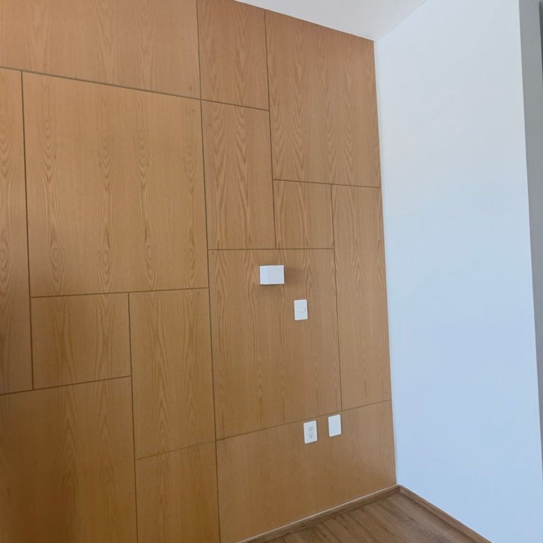Pared de madera en recámara vacía de departamento en renta Grand Valbuena León