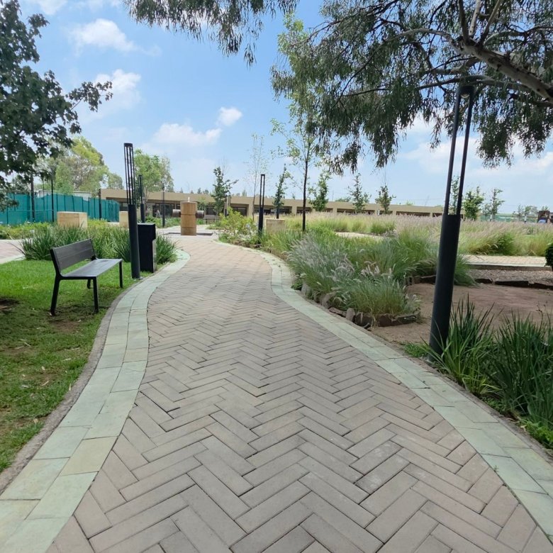 Camino en un parque tranquilo dentro de las amenidades de Grand Valbuena León