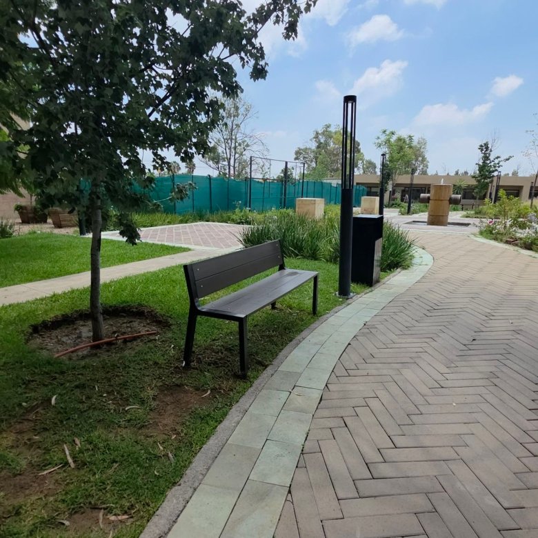 Parque con camino y banco vacío en las amenidades de Grand Valbuena León