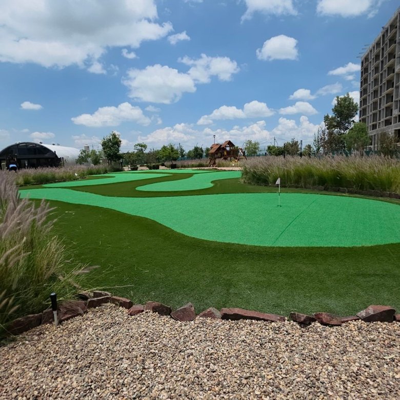 Mini golf putting green amenidad en departamento en renta Grand Valbuena Modelo Berlín León