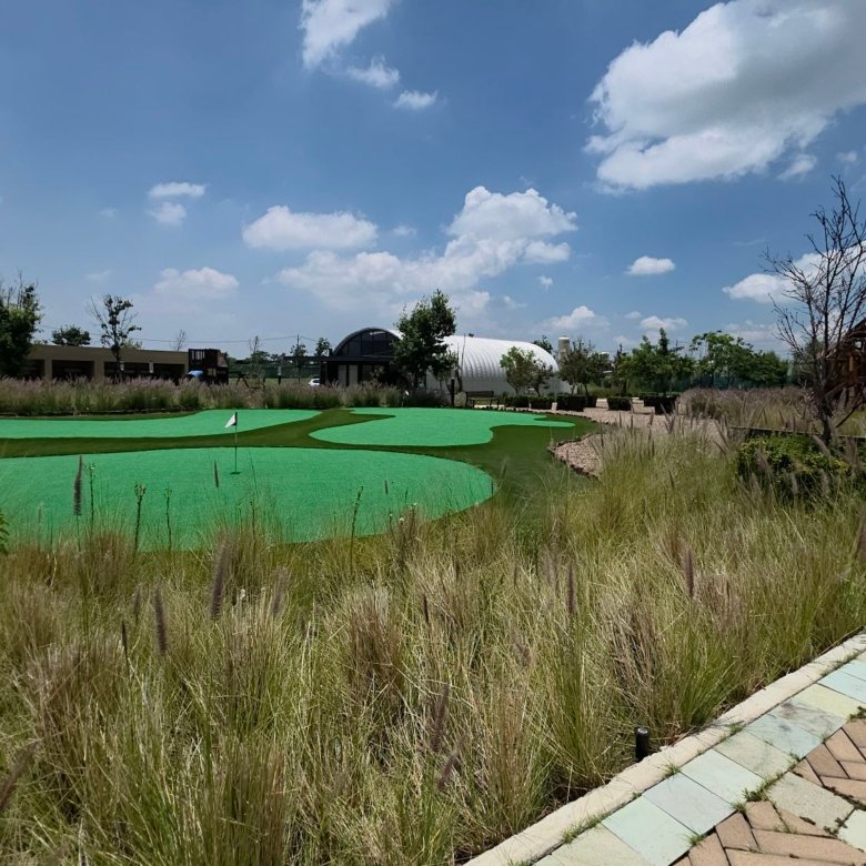 Andador peatonal con jardinería y mini golf en departamento en renta Grand Valbuena Modelo Berlín León