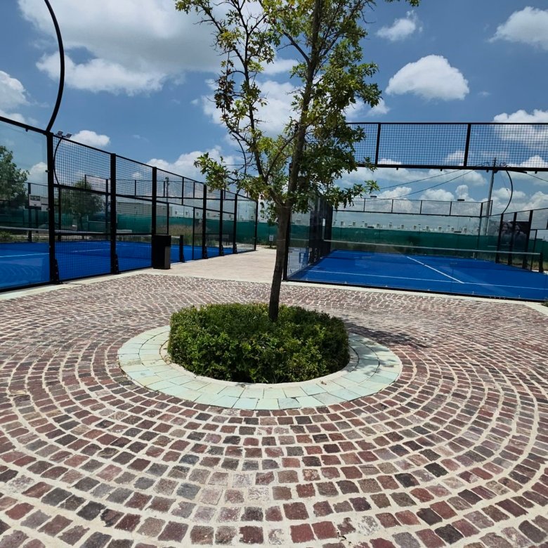 Canchas de pádel y plazoleta en departamento en renta Grand Valbuena Modelo Berlín León