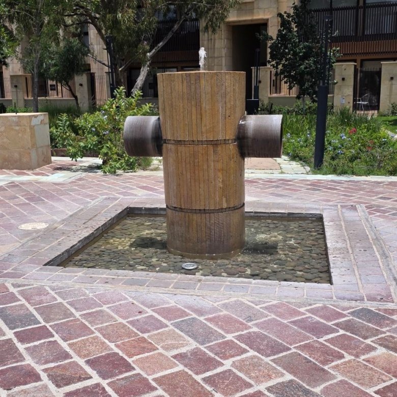 Fuente decorativa en plaza central de departamento en renta Grand Valbuena Modelo Berlín León