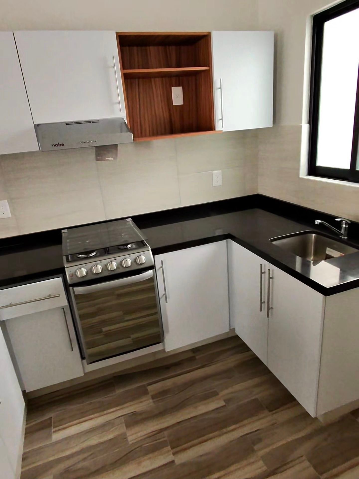 Cocina integral en L con estufa y tarja en departamento en renta residencial rubi leon modelo jade