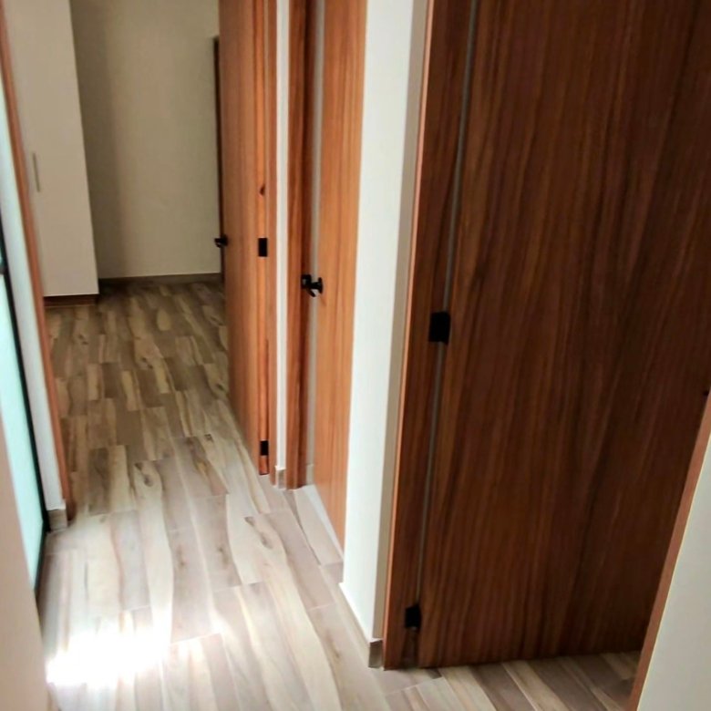 Pasillo distribuidor a recamaras y baños en departamento en renta residencial rubi leon modelo jade
