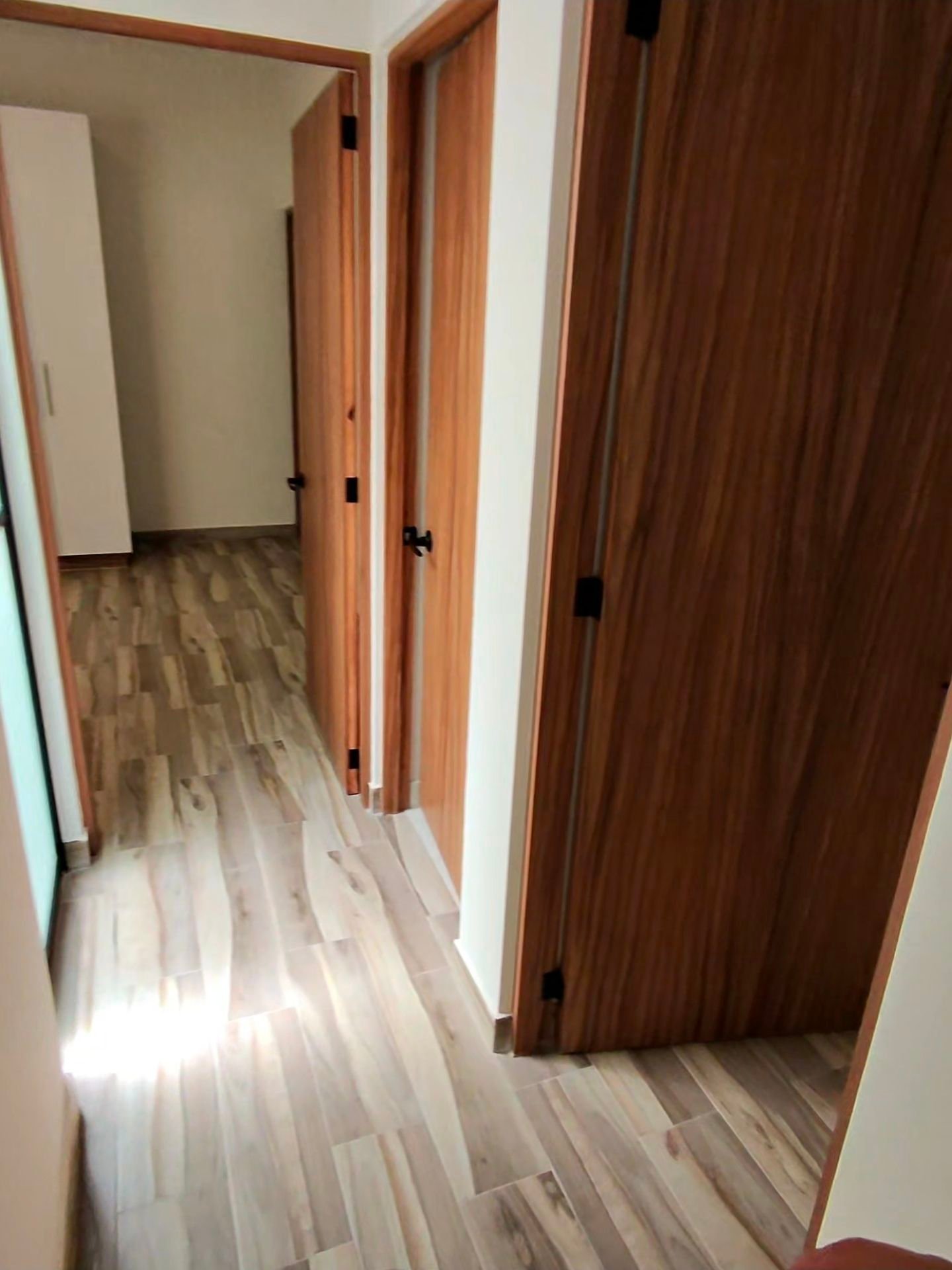 Pasillo distribuidor a recamaras y baños en departamento en renta residencial rubi leon modelo jade
