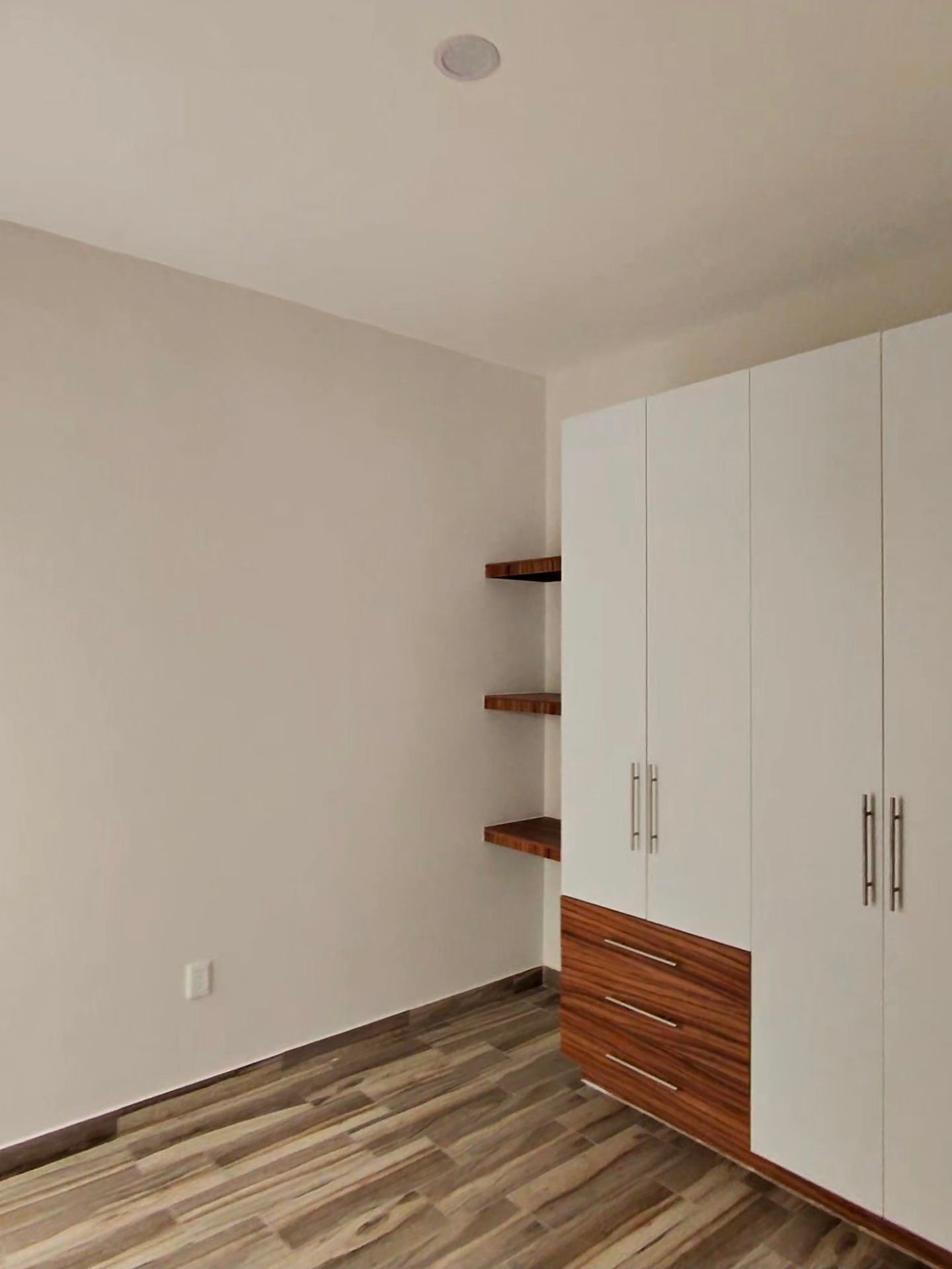 Recamara principal con closet moderno en departamento en renta residencial rubi leon modelo jade