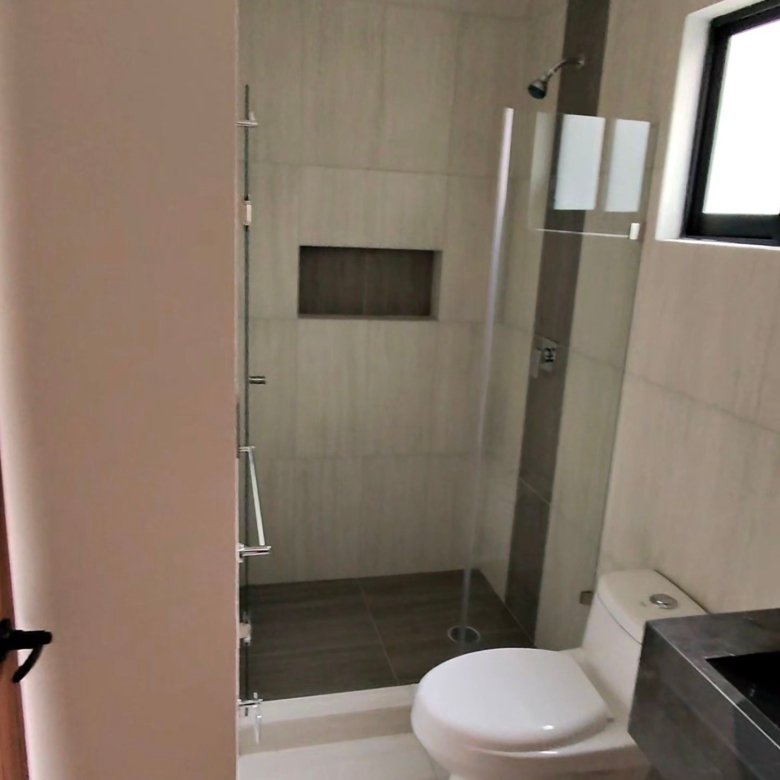 Detalle de baño completo con regadera y lavabo en departamento en renta residencial rubi leon modelo jade