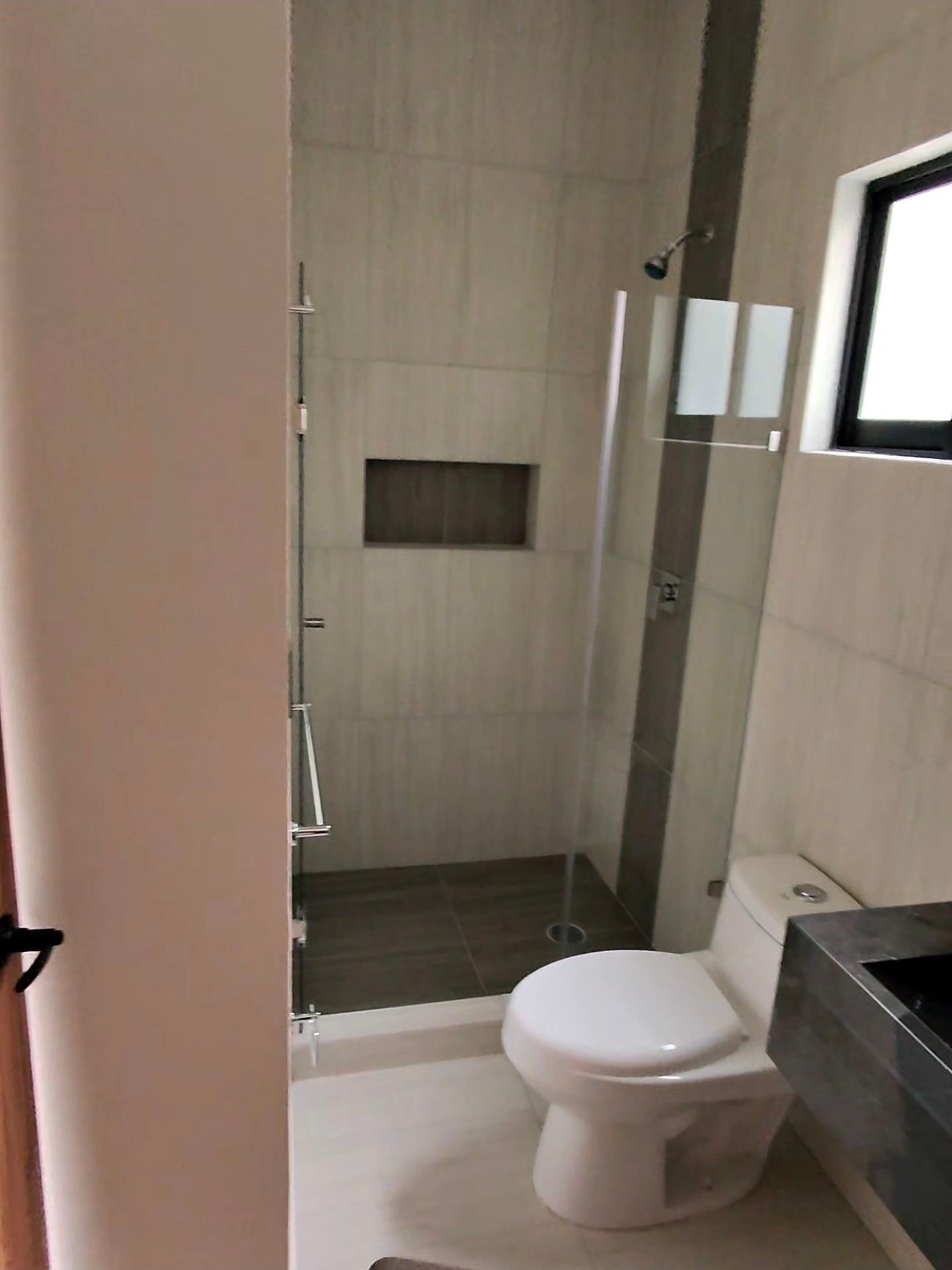 Detalle de baño completo con regadera y lavabo en departamento en renta residencial rubi leon modelo jade
